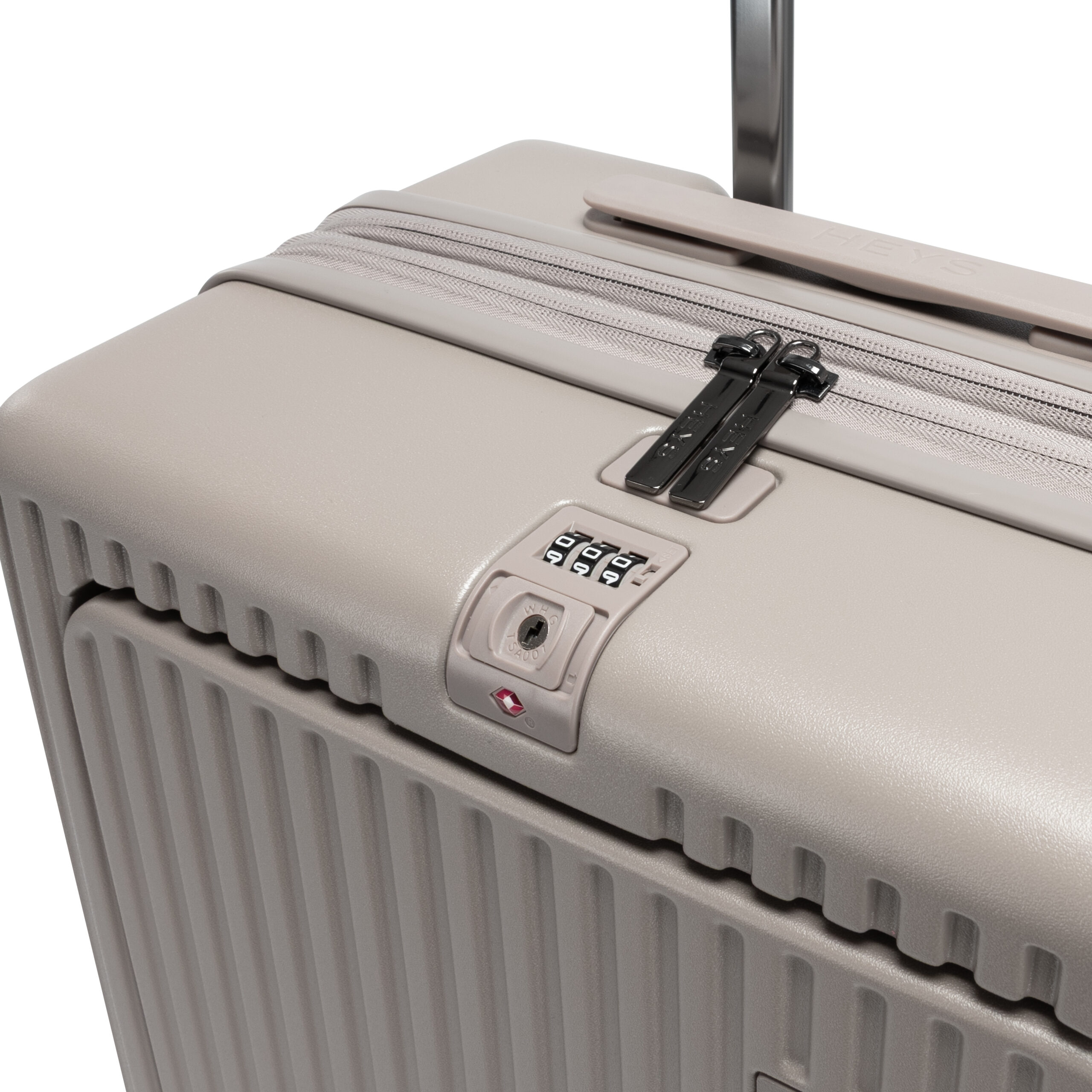 Latch Luggage 21" - Atmosphere - Image 9