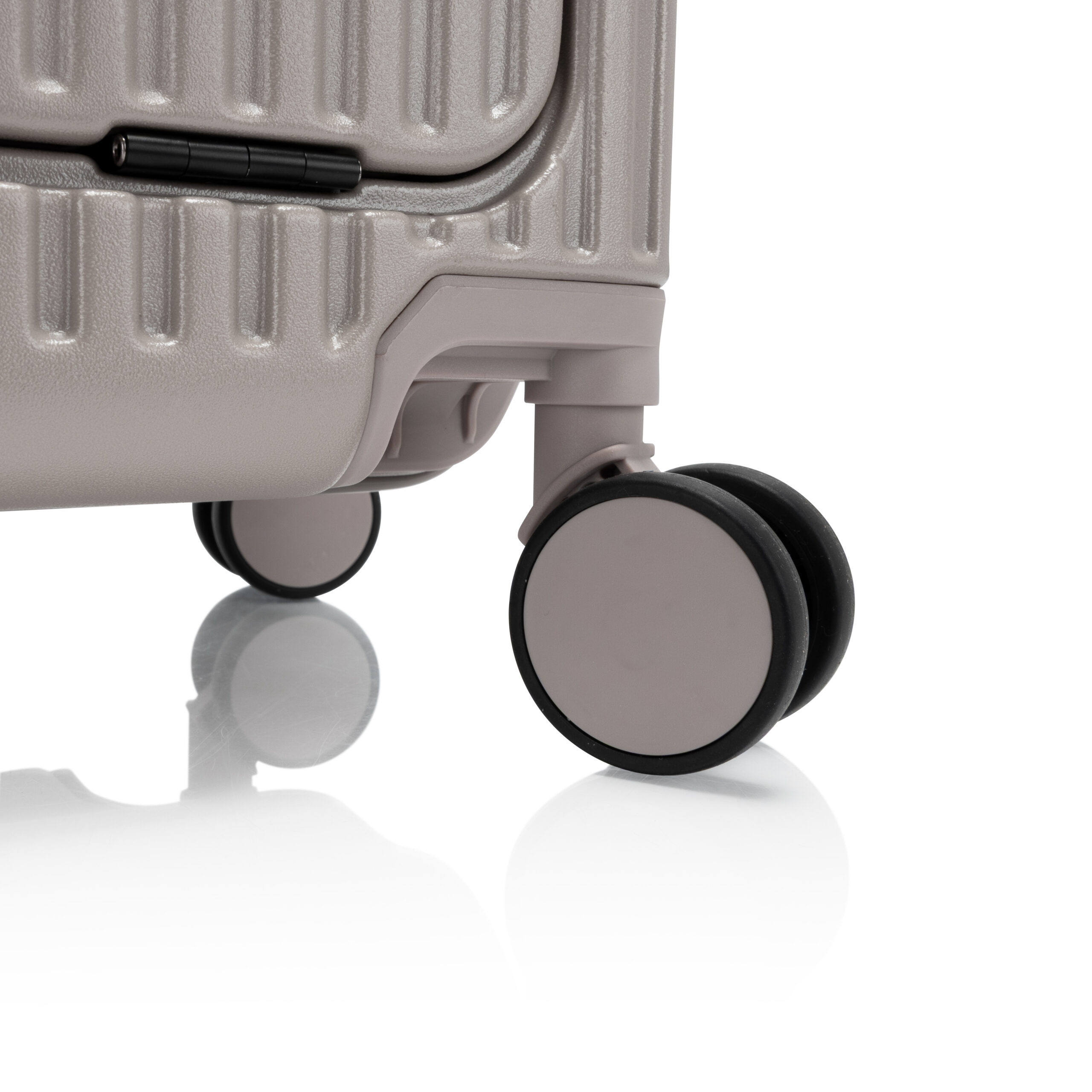 Latch Luggage 21" - Atmosphere - Image 12